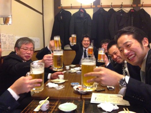 Amigos em um Izakaya após um dia de trabalho.